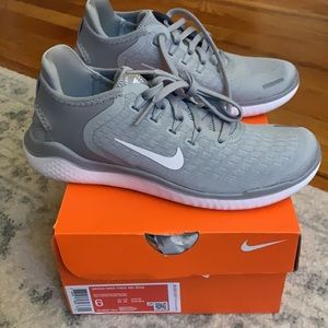 Size 6 womens nike free run.